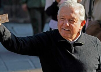 AMLO acude a votar en consulta que decidirá si sigue en el cargo