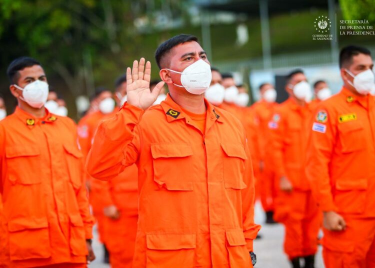 Se gradúa la primera promoción de 408 elementos de la academia “Héroes de El Salvador” del Cuerpo de Bomberos