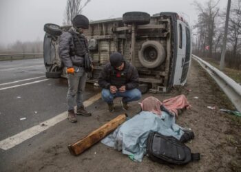 La embajada rusa en París dijo que la masacre de Bucha fue “un set de filmación” y Francia convocó a su responsable
