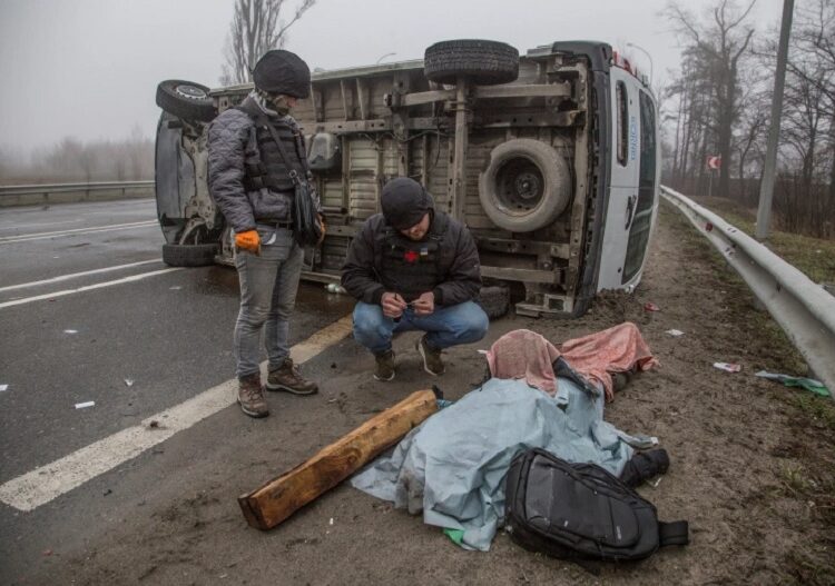 La embajada rusa en París dijo que la masacre de Bucha fue “un set de filmación” y Francia convocó a su responsable