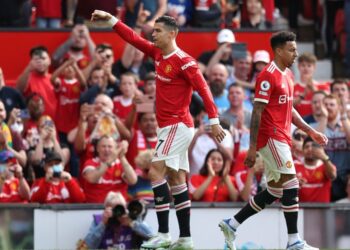Un hat trick de Cristiano Ronaldo vuelve a meter al Manchester United en la pelea por puestos europeos