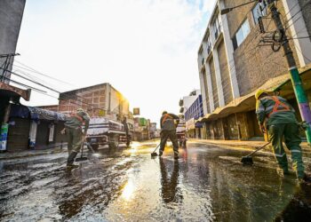 Alcaldía de San Salvador remueve más de 300 toneladas de basura en calle Rubén Darío