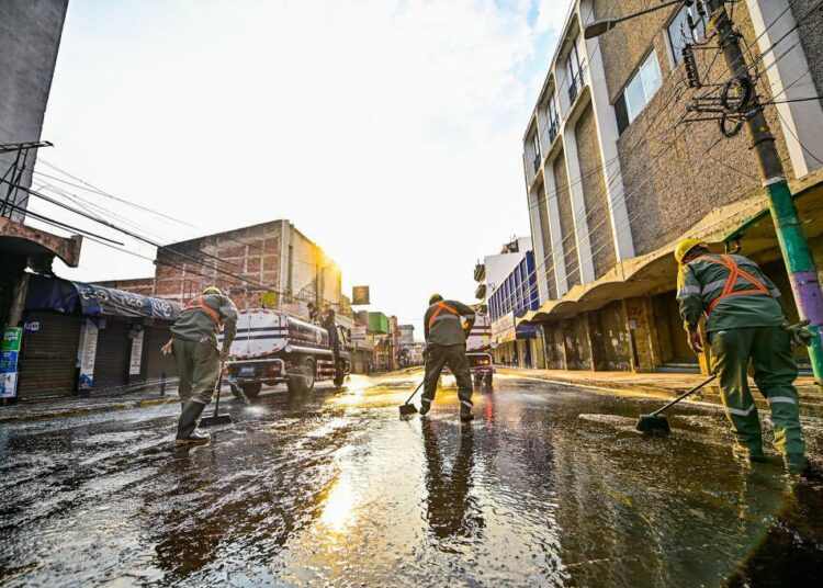 Alcaldía de San Salvador remueve más de 300 toneladas de basura en calle Rubén Darío
