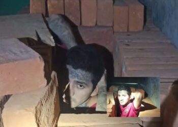 Pandillero se esconde entre ladrillos para no ser capturado por las autoridades