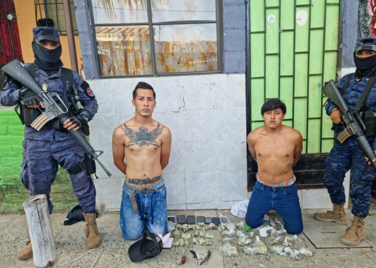 Fueron detenidos con 7 celulares, $2 mil en efectivo y armas blancas en Ilopango