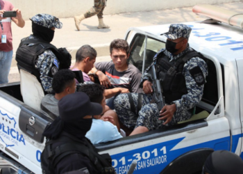 Presuntos colaboradores de pandillas son capturados en Mercado Central de San Salvador