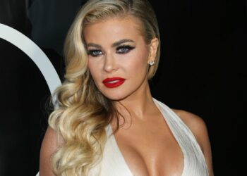 Carmen Electra celebra su cumpleaños número 50 con video sensual