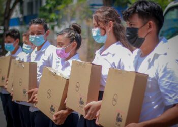 Jóvenes del oriente de El Salvador reciben computadoras para sus estudios