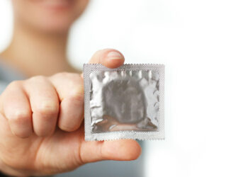 Ordenan retirar del mercado un lote de condones con orificios en Colombia y las redes no lo perdonan