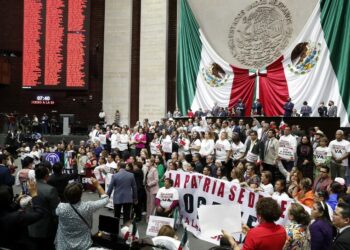 Diputados mexicanos rechazan polémica reforma eléctrica de López Obrador