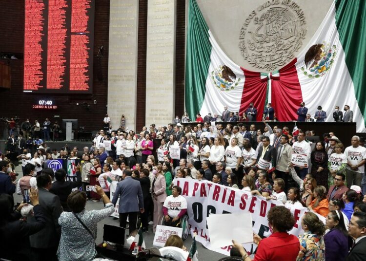 Diputados mexicanos rechazan polémica reforma eléctrica de López Obrador