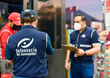 Defensoría del Consumidor hace verificación de precios en gasolineras de San Salvador