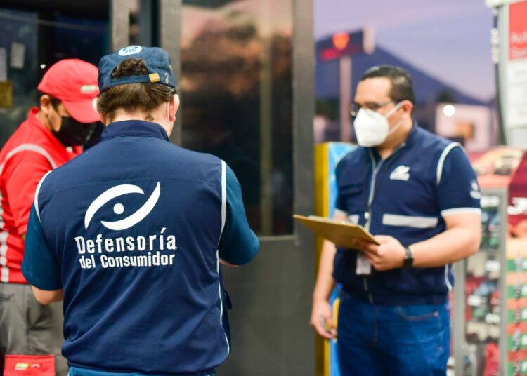 Defensoría del Consumidor hace verificación de precios en gasolineras de San Salvador