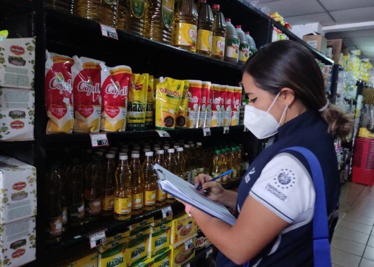 Defensoría del Consumidor inspecciona precios de productos de canasta básica en Ahuachapán