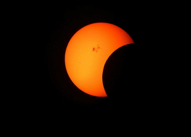 Una rara ‘luna negra’ bloqueará parcialmente el Sol este sábado en el primer eclipse solar del año y se podrá ver desde Sudamérica