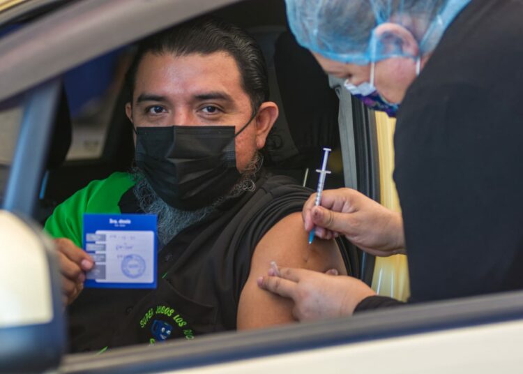Autocentros de vacunación COVID-19 cumplen un año de servicio en El Salvador