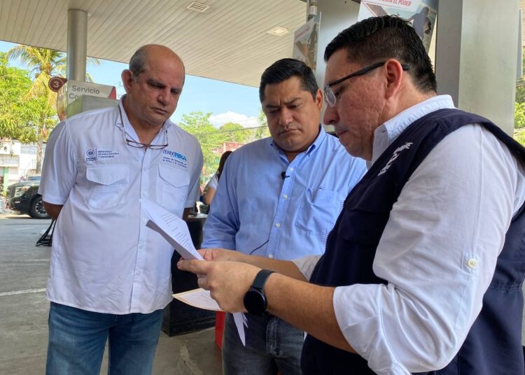 Instituciones de Gobierno verifican que no se cobre el impuesto Fovial al sector pesquero en diferentes gasolineras del Puerto de La Libertad
