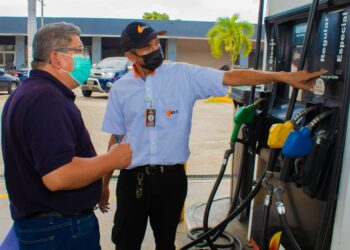 Gobierno verifica que salvadoreños cancelen el precio fijo en los combustibles
