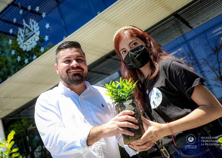 Tejido social, CEL, y LaGeo, entregaron mil árboles ornamentales y frutales a diferentes comités juveniles del país