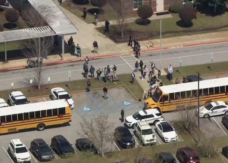 Un adolescente de 12 años murió al recibir un disparo de otro menor en una escuela secundaria de EE.UU.