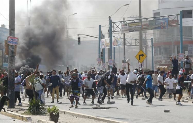 Toque de queda en Lima por paro transportista