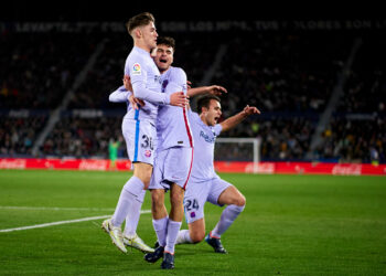 El Barcelona sobrevive a tres penaltis en contra y se mantiene en la lucha por la Liga