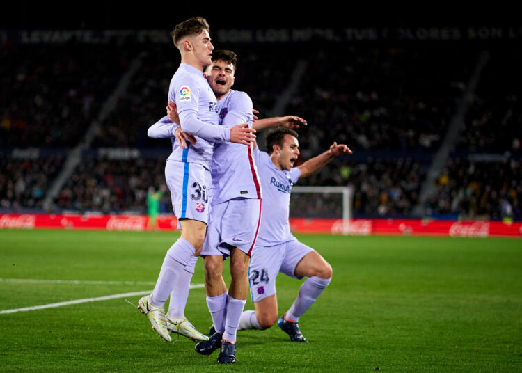 El Barcelona sobrevive a tres penaltis en contra y se mantiene en la lucha por la Liga