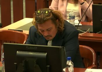 Amber Heard acusó a Johnny Depp de agredirla sexualmente con una botella en el inicio de su explosivo juicio