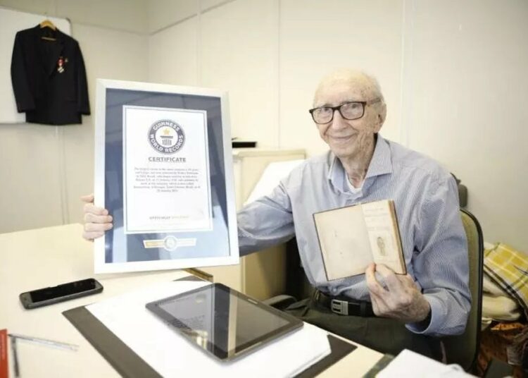 Un brasileño rompe de nuevo un récord Guinness como el empleado más antiguo del mundo en una misma empresa