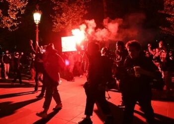 Al menos dos muertos y un herido durante las manifestaciones contra Macron en París