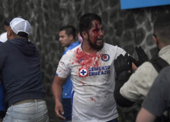(VIDEO) Aficionados de Cruz Azul y seguridad protagonizaron pelea a golpes en el estadio Azteca