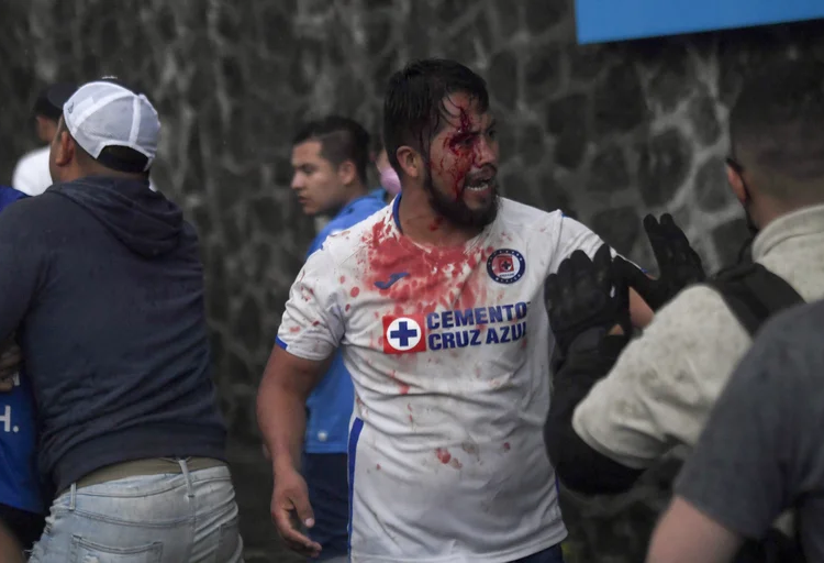 (VIDEO) Aficionados de Cruz Azul y seguridad protagonizaron pelea a golpes en el estadio Azteca