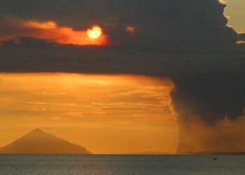 Indonesia eleva alerta por posible erupción del volcán Anak Krakatau