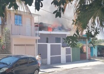 Bomberos atienden incendio al interior de una vivienda en San Salvador