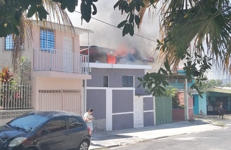 Bomberos atienden incendio al interior de una vivienda en San Salvador