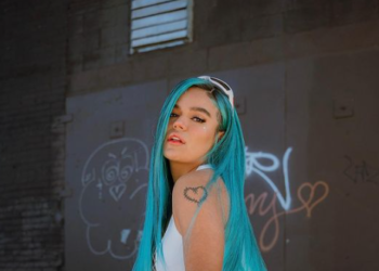 Karol G presume cuerpazo en entallado look deportivo que resalta sus curvas