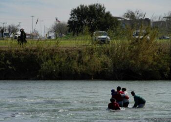Migrantes toman clases de natación para cruzar el Río Bravo