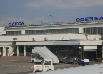 Misil ruso destruye pista de aterrizaje del aeropuerto de Odesa, Ucrania