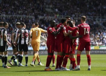 Liverpool venció 1-0 al Newcastle y continúa con la lucha por el título de Premier League