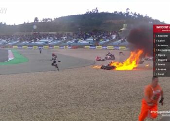(VIDEO) Accidente masivo en el GP de Portugal del Moto2 que dejó a ocho pilotos fuera de competencia