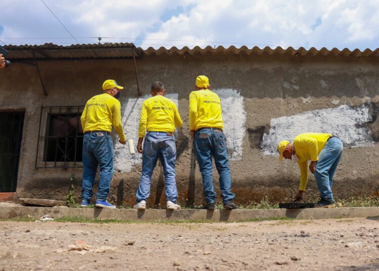 Privados de libertad borran grafitis de pandillas en Santa Ana
