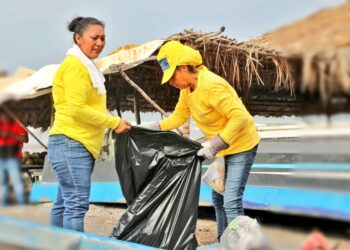 Privados de libertad realizan jornada de limpieza en las playas salvadoreñas