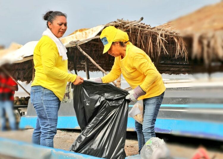 Privados de libertad realizan jornada de limpieza en las playas salvadoreñas