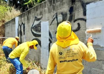 Privados de libertad borran grafitis de pandillas en Ciudad Delgado