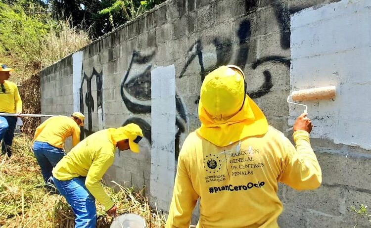 Privados de libertad borran grafitis de pandillas en Ciudad Delgado