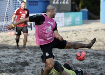 Selecciones hicieron reconocimiento a la cancha del estadio de fútbol playa