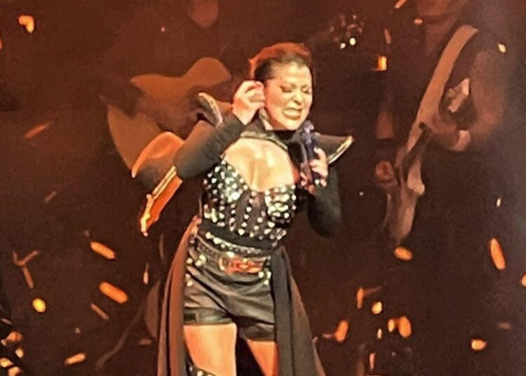 Alejandra Guzmán sorprendió al aparecer completamente calva y con tatuajes en “Perrísimas Tour”