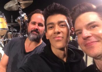 The Killers subió al escenario a fan de CDMX a tocar ‘For Reasons Unknown’ en el Foro Sol