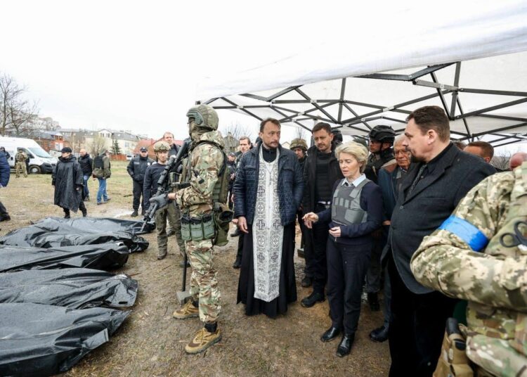 La presidenta de la Comisión Europea visitó Bucha: «Vimos el rostro cruel del ejército de Putin»