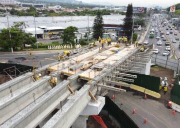 Instalan vigas que componen el paso a desnivel sobre redondel Utila, que muestra un 40 % de avance en su construcción